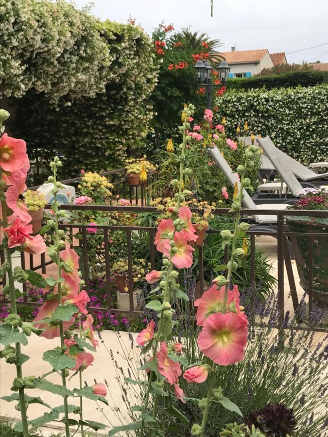 Logis Hotel Restaurant Hostellerie De La Tour Fontvieille Dış mekan fotoğraf